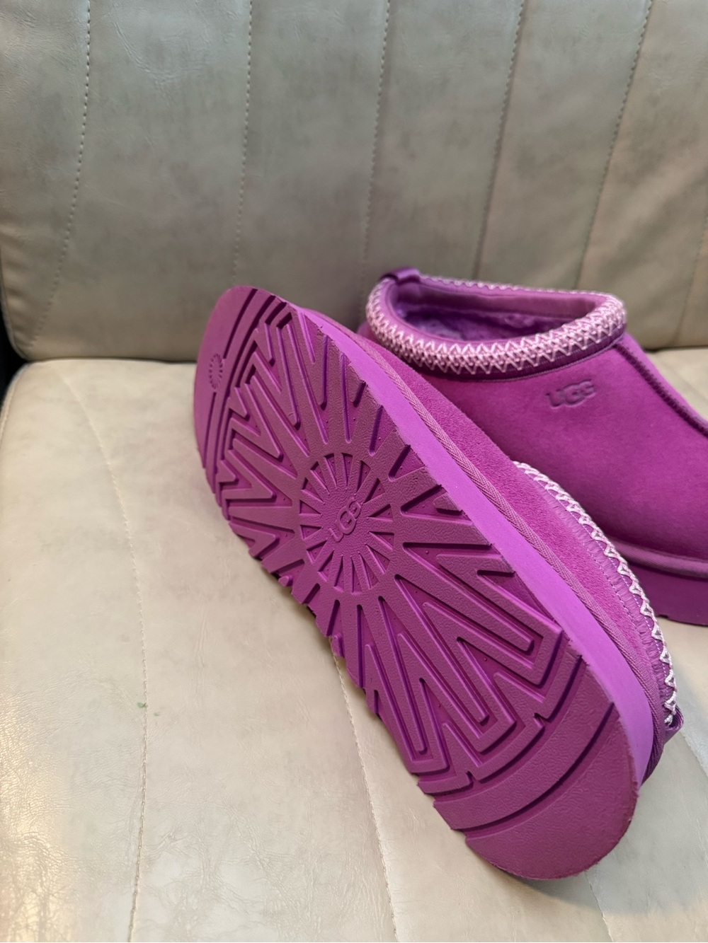UGG Women’s Tazz in color Purple Ruby Size 10US - Picture 6 of 11